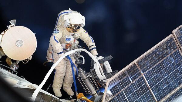Российский космонавт во время выхода в открытый космос - 俄羅斯衛星通訊社