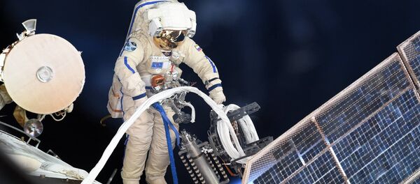 Российский космонавт во время выхода в открытый космос Российский космонавт во время выхода в открытый космос - 俄罗斯卫星通讯社