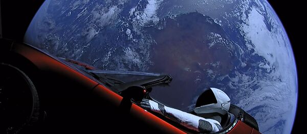 Кабриолет Tesla Roadster, выведенный на орбиту ракето-носителем Falcon Heavy американской компании SpaceX, с манекеном в скафандре за рулем в космическом пространстве Кабриолет Tesla Roadster, выведенный на орбиту ракето-носителем Falcon Heavy американской компании SpaceX, с манекеном в скафандре за рулем в космическом пространстве - 俄罗斯卫星通讯社