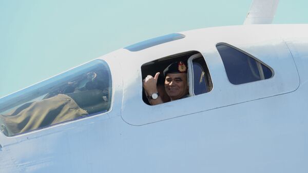 Министр обороны Венесуэлы Владимир Падрино Лопес в кабине бомбардировщика Ту-160 - 俄羅斯衛星通訊社