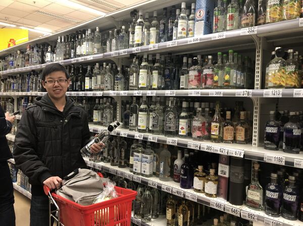 为家人选购俄罗斯的新年礼物-伏特加酒 - 俄罗斯卫星通讯社