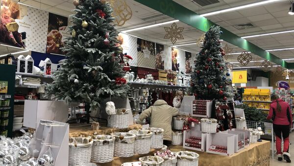 俄羅斯超市內迎接新年的裝飾，當地人也在選購“年貨” - 俄羅斯衛星通訊社
