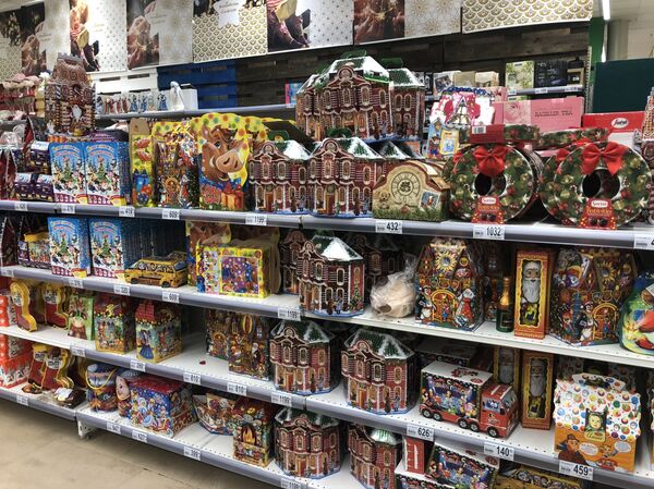 俄罗斯超市内迎接新年的装饰，当地人也在选购“年货”  - 俄罗斯卫星通讯社