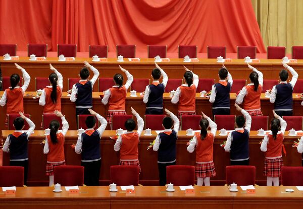 学生们正在为庆祝中国改革开放40周年的活动做准备。   - 俄罗斯卫星通讯社