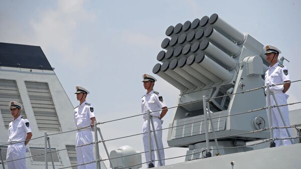 Члены экипажа китайского военно-морского флота стоят на палубе корабля ВМС Китая Wei Fang - 俄罗斯卫星通讯社