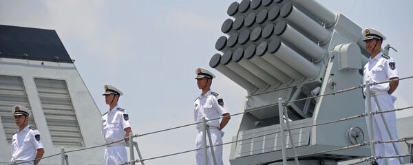 Члены экипажа китайского военно-морского флота стоят на палубе корабля ВМС Китая Wei Fang - 俄罗斯卫星通讯社