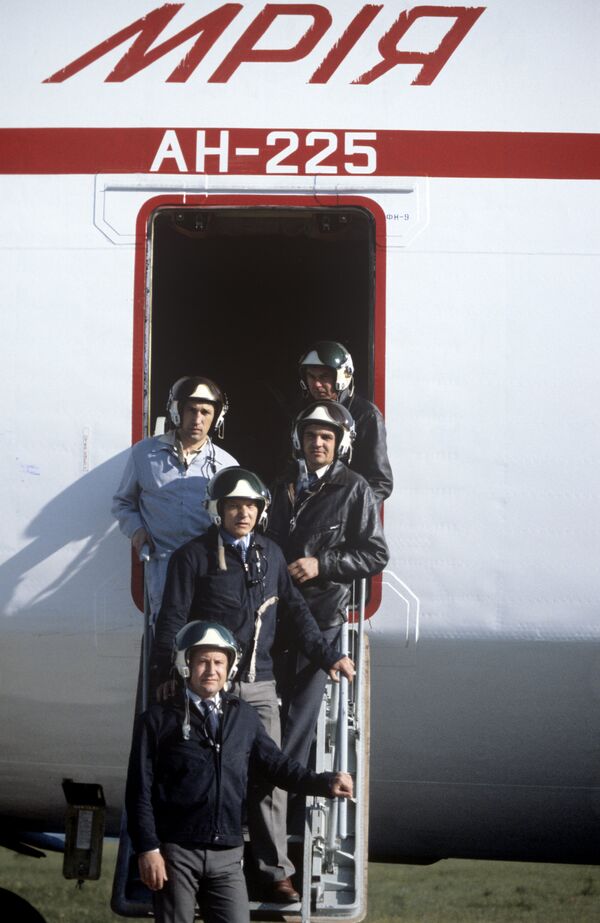 安-225“梦幻”运输机首次升空时的机组指挥、试飞员亚历山大·加卢年科与飞机乘务组 - 俄罗斯卫星通讯社