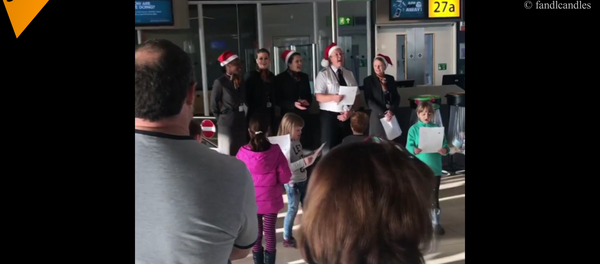 英國兒童蓋特威克機場高唱聖誕頌歌 - 俄羅斯衛星通訊社