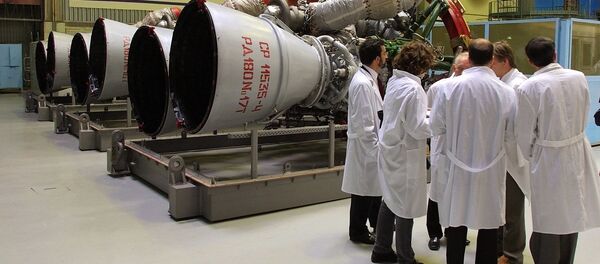 Сотрудники компании Энергомаш рассматривают ракетный двигатель РД-180 - 俄羅斯衛星通訊社