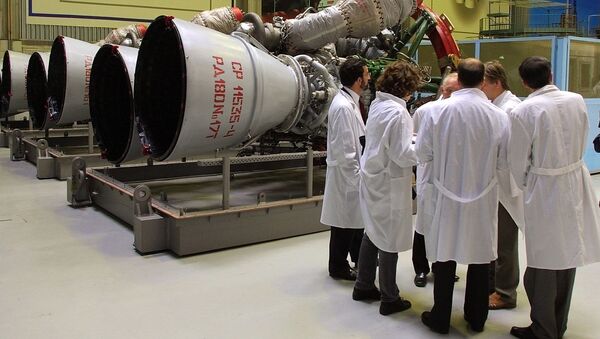 Сотрудники компании Энергомаш рассматривают ракетный двигатель РД-180 - 俄罗斯卫星通讯社