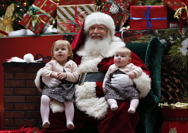 美国圣诞老人和孩子们在购物中心 - 俄罗斯卫星通讯社