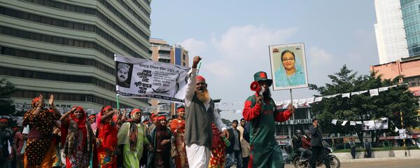 Supporters of the ruling party Bangladesh Awami League hold a picture of the Prime Minister Sheikh Hasina as they join in a campaign ahead of the 11th general election in Dhaka. - 俄羅斯衛星通訊社