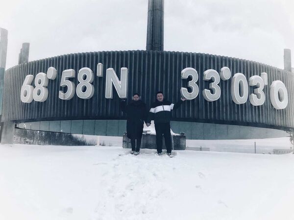 冯同学和她的男朋友在摩尔曼斯克的地标-北极圈纬度纪念碑 - 俄罗斯卫星通讯社
