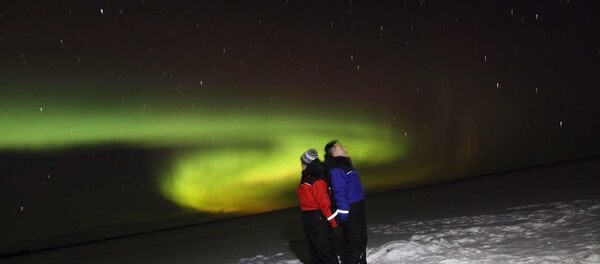 冯同学和其男朋友在美丽的极光下 - 俄罗斯卫星通讯社