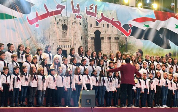 阿勒頗解放兩週年慶祝活動上的童聲合唱團 - 俄羅斯衛星通訊社