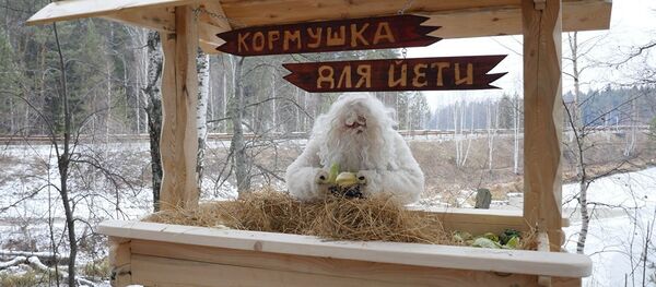 俄烏拉爾雪人食槽旁堆三米高雪人 - 俄羅斯衛星通訊社