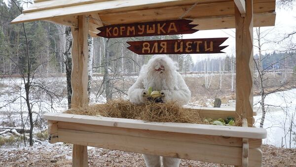 俄乌拉尔雪人食槽旁堆三米高雪人 - 俄罗斯卫星通讯社