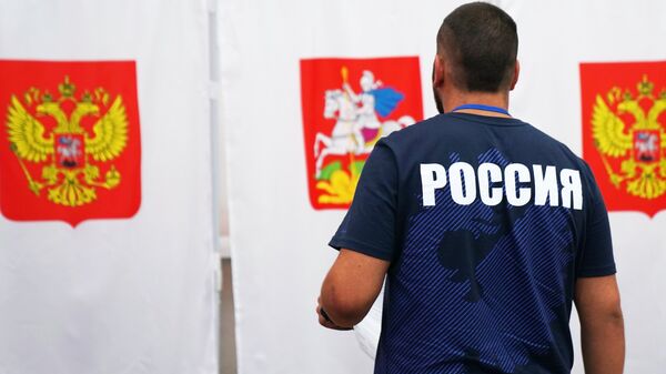 Избиратель в единый день голосования на избирательном участке в Московской области. - 俄羅斯衛星通訊社