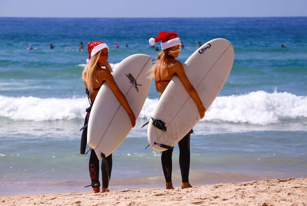 澳大利亚海滩上戴着圣诞帽的德国游客。 - 俄罗斯卫星通讯社