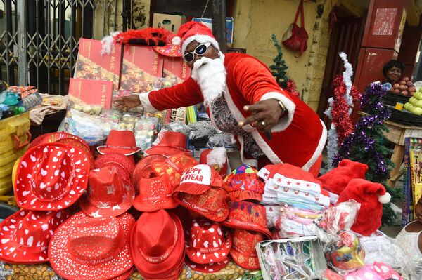 尼日利亞拉各斯市穿著聖誕老人服飾的售貨員。 - 俄羅斯衛星通訊社