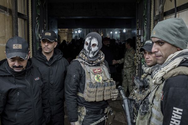 伊拉克圣诞弥撒期间教堂入口处的伊拉克军人。 - 俄罗斯卫星通讯社