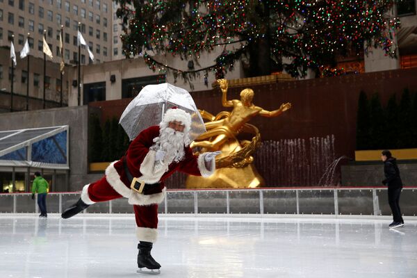 紐約冰場上身穿聖誕老人服飾的男子。 - 俄羅斯衛星通訊社
