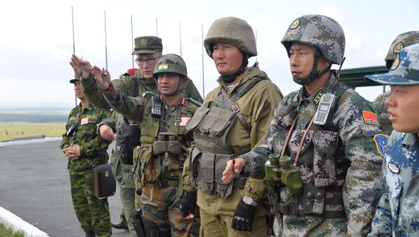 俄印两国军人在“因陀罗”联合军演期间进行10公里行军 - 俄罗斯卫星通讯社