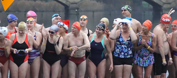够刺激！伦敦圣诞冬泳比赛！ - 俄罗斯卫星通讯社