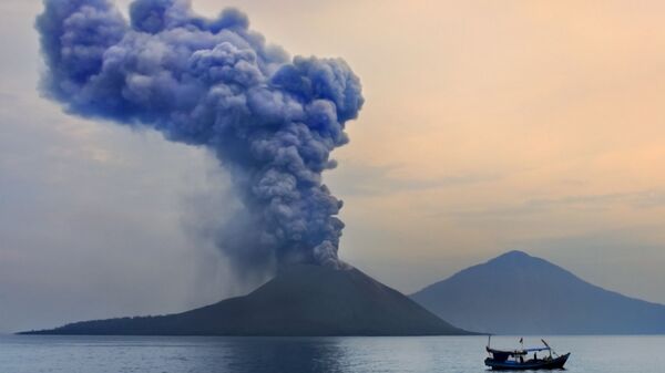 印尼喀拉喀托火山開始噴發 - 俄羅斯衛星通訊社