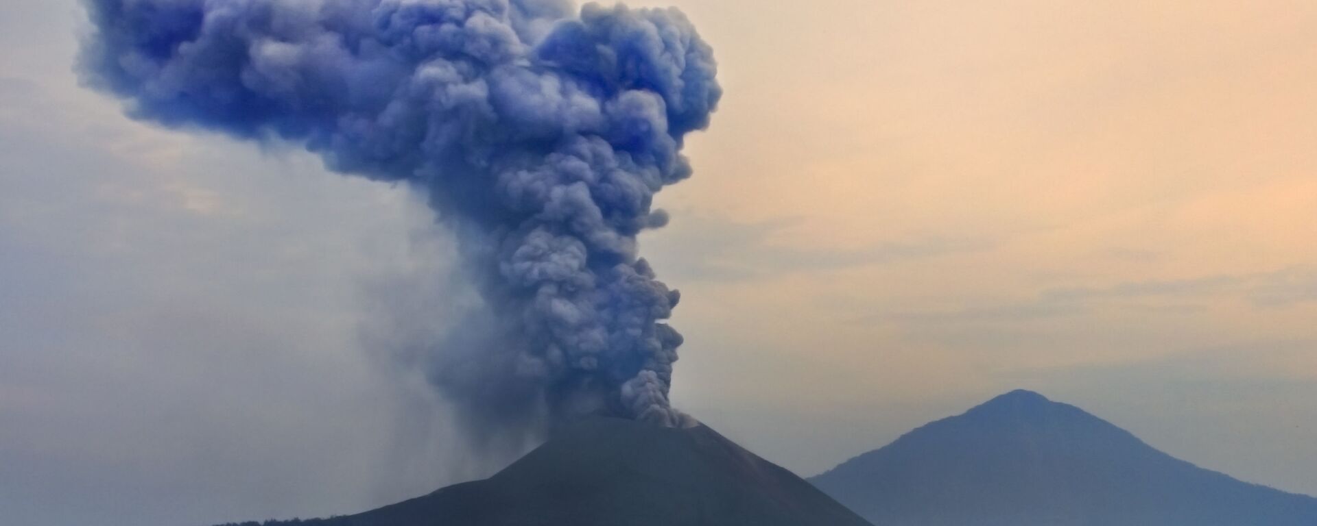 印尼喀拉喀托火山開始噴發 - 俄羅斯衛星通訊社, 1920, 28.03.2023