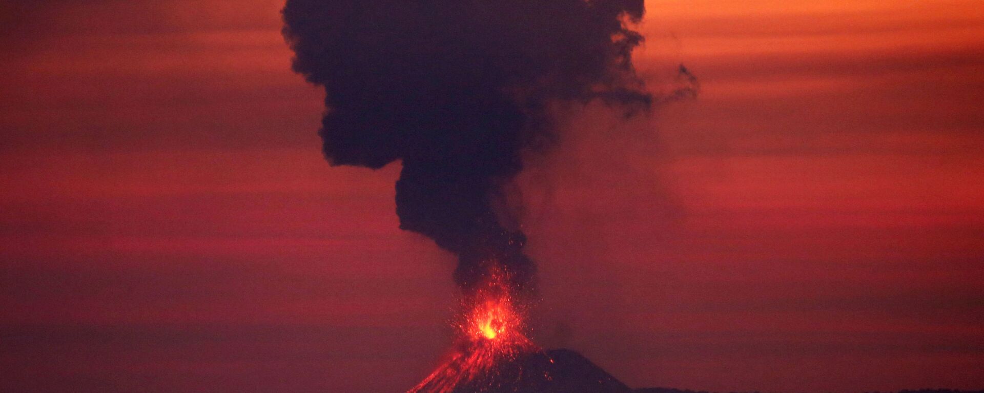 媒体：印尼提高阿纳克喀拉喀托火山喷发警报级别 - 俄罗斯卫星通讯社, 1920, 27.12.2018