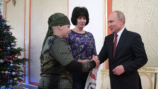 普京与生病的男孩握手 - 俄罗斯卫星通讯社