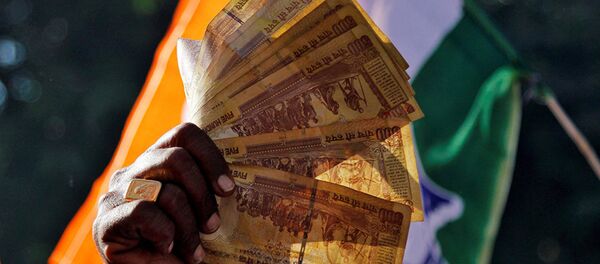 A man displays 500 Indian rupee  - 俄羅斯衛星通訊社
