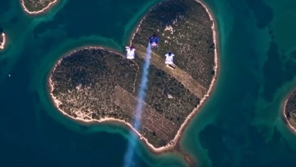 跳伞者飞越心形岛 - 俄罗斯卫星通讯社