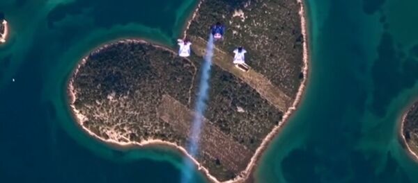 跳傘者飛越心形島 - 俄羅斯衛星通訊社