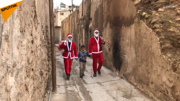 伊拉克聖誕老人在廢墟中發放禮物 - 俄羅斯衛星通訊社