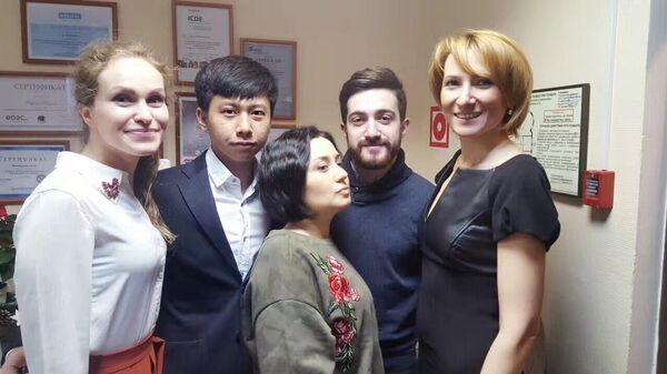李佳其與診所俄羅斯同事合影 李佳其與診所俄羅斯同事合影 - 俄羅斯衛星通訊社