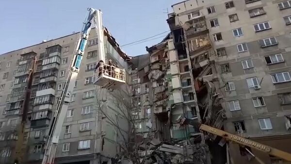 马格尼托哥尔斯克倒塌房屋的居民爆炸后从窗户跳下楼 - 俄罗斯卫星通讯社