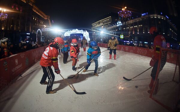 在迎接新年到来的前夜，人们在莫斯科市中心打冰球 - 俄罗斯卫星通讯社