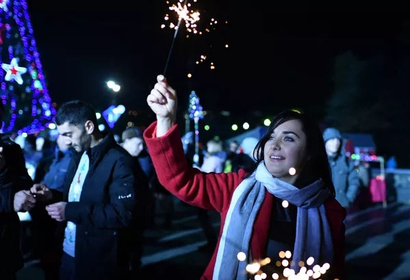 新年慶祝期間，和五彩煙火在一起的女孩——2019年，雅爾塔 - 俄羅斯衛星通訊社