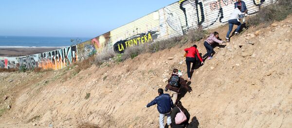 媒体:美国政府称对移民使用催泪瓦斯属于自卫 媒体:美国政府称对移民使用催泪瓦斯属于自卫 - 俄罗斯卫星通讯社