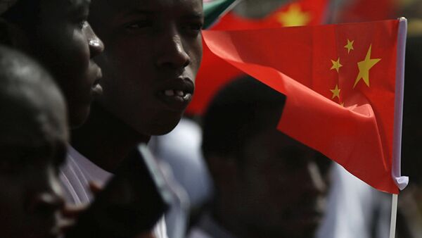 Senegalese accept the Chinese delegation at the airport with Chinese flags in their hands - 俄罗斯卫星通讯社