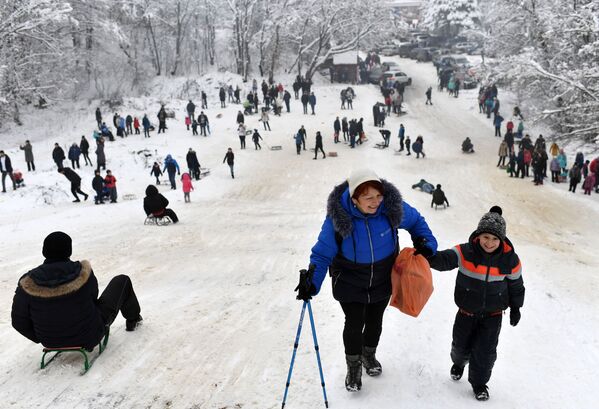 人们从克里米亚安加尔斯克山口的山坡上滑雪 - 俄罗斯卫星通讯社