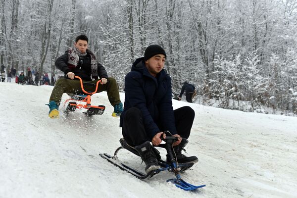 人们从克里米亚安加尔斯克山口的山坡上滑雪 - 俄罗斯卫星通讯社