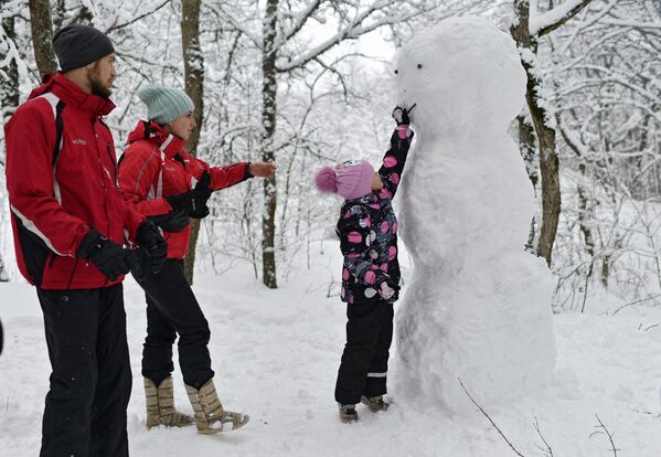 带着孩子的一家人在克里米亚安加尔斯克山口度假期间堆雪人 - 俄罗斯卫星通讯社