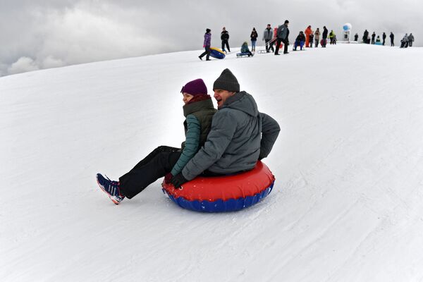 度假的人們在克里米亞的艾-彼得高原的山坡上滑雪 - 俄羅斯衛星通訊社