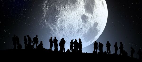 Силуэты людей на фоне Луны - 俄羅斯衛星通訊社