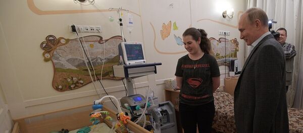 癌症病患儿童把自己手绘的新年枞树装饰玩具赠送给普京 - 俄罗斯卫星通讯社