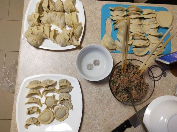 中国学生在宿舍包中国传统美食-饺子 中国学生在宿舍包中国传统美食-饺子 - 俄罗斯卫星通讯社