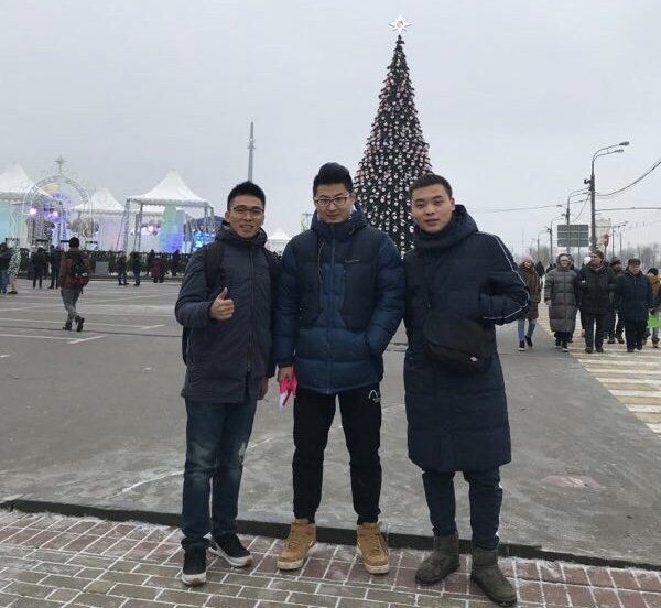 周同学和他远道而来的朋友们参观胜利广场 周同学和他远道而来的朋友们参观胜利广场 - 俄罗斯卫星通讯社